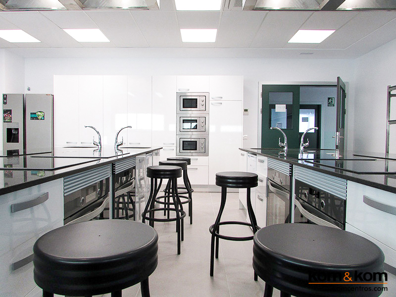 Aula de Hostelería con 12 cocinas | Colegio de primaria y secundaria ...