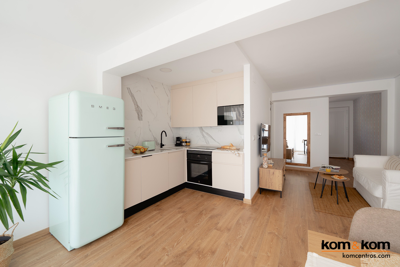 Cocina beige con toque retro. - komcentros | kom&kom