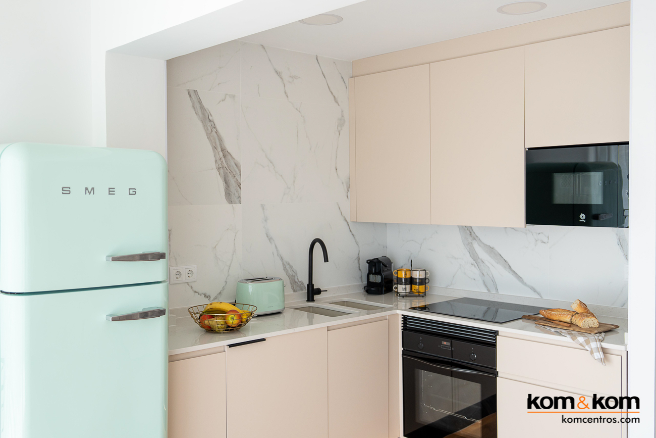 Cocina beige con toque retro. - komcentros | kom&kom