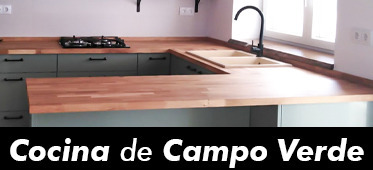 Cocina de casa de campo | Verde y madera natural 